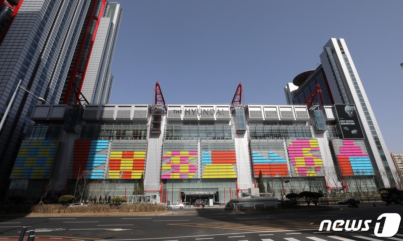 본문 이미지 - 서울 여의도 더현대 서울 전경. 2021.3.16/뉴스1 ⓒ News1 박세연 기자