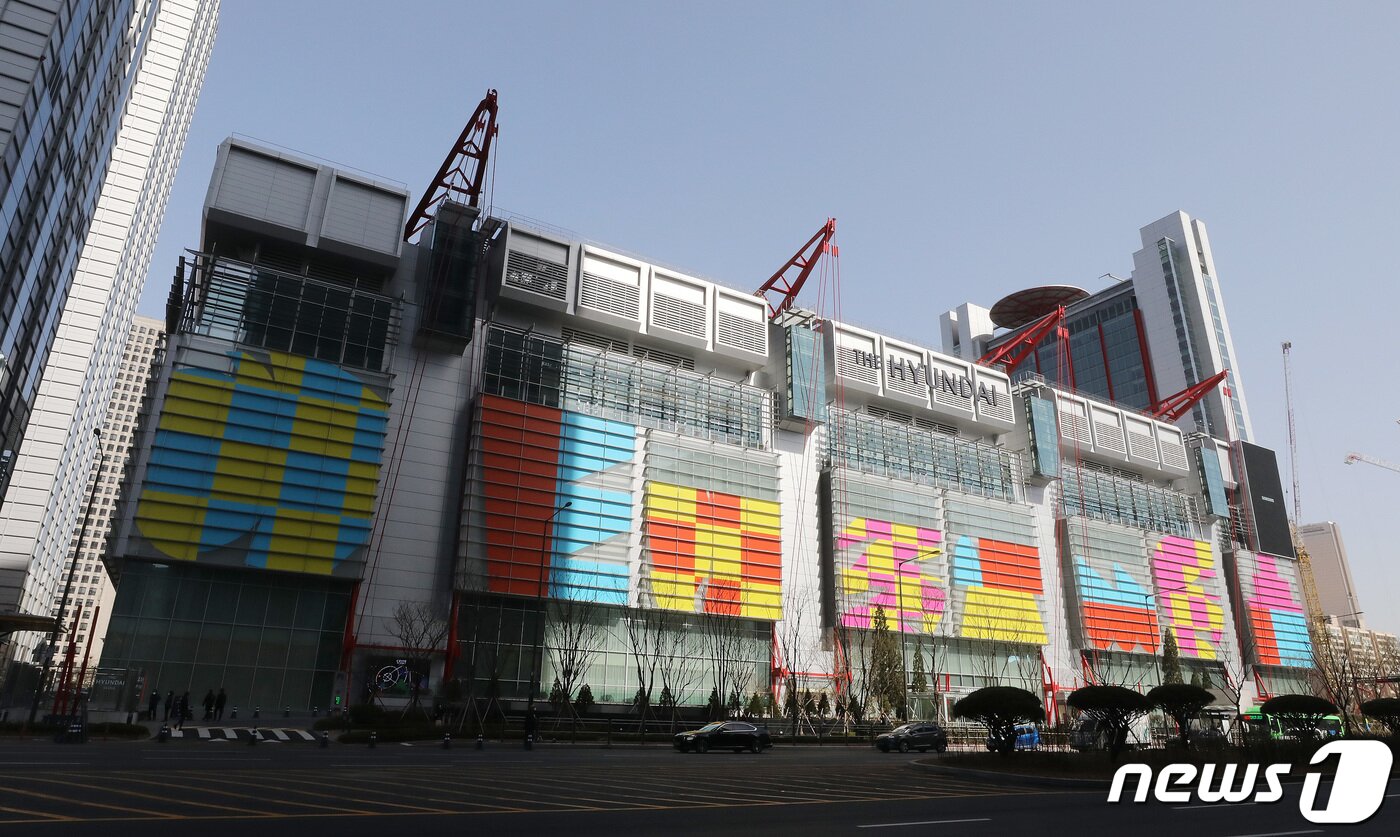 본문 이미지 -  서울 여의도 더현대 서울 전경. 2021.3.16/뉴스1 ⓒ News1 박세연 기자