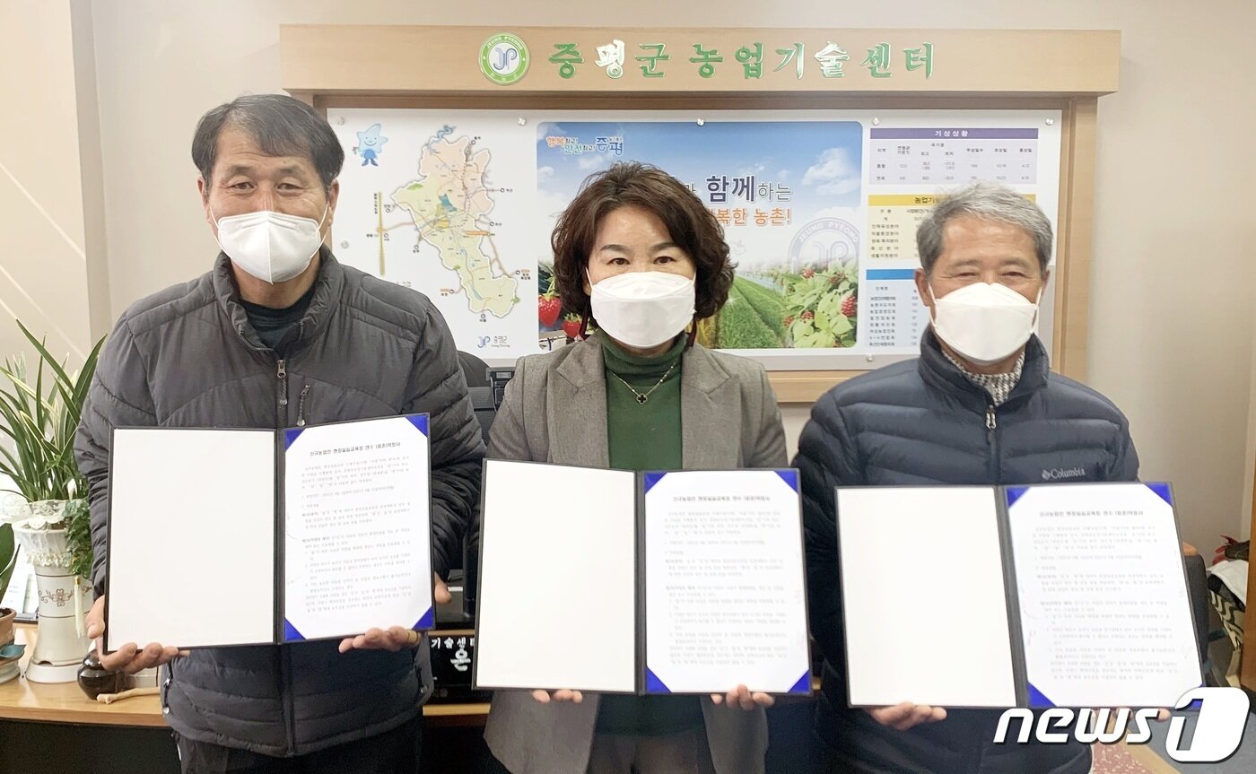본문 이미지 - 증평군농업기술센터가 귀농연수생과 선도농가와 멘토링 협약을 했다.(증평군 제공)ⓒ 뉴스1