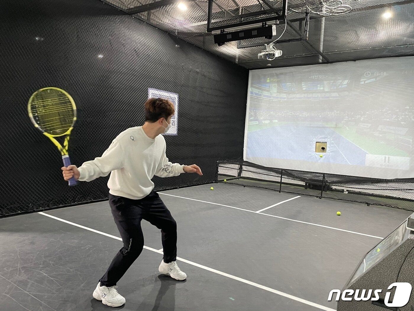 본문 이미지 - 기자가 테니스팟에서 대전모드를 체험하고 있는 모습. ⓒ 뉴스1 문대현 기자