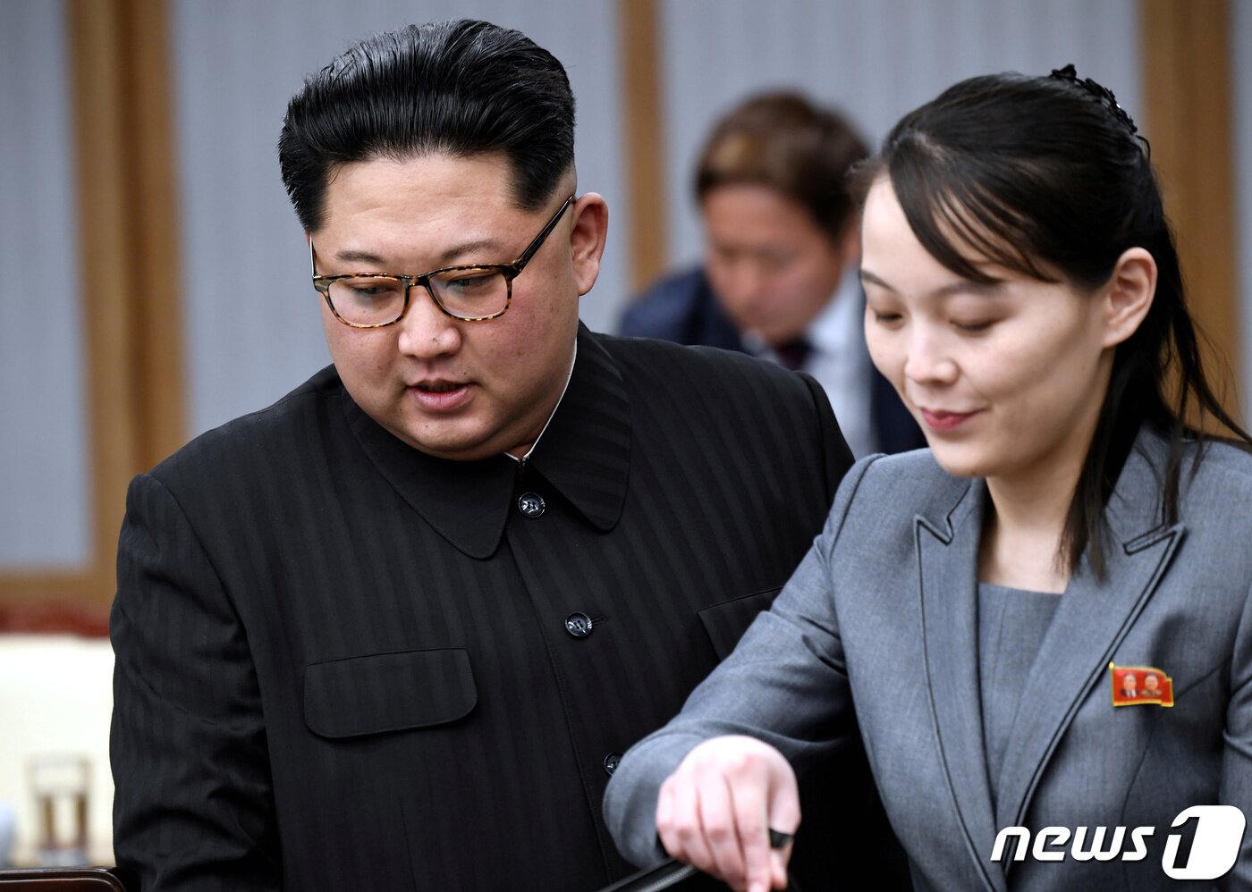 본문 이미지 - 김정은 북한 조선노동당 총비서(왼쪽)과 여동생 김여정 당 중앙위원회 부부장 <자료사진> ⓒ 로이터=뉴스1