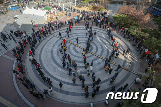 코로나 선별검사소 찾은 외국인 근로자들