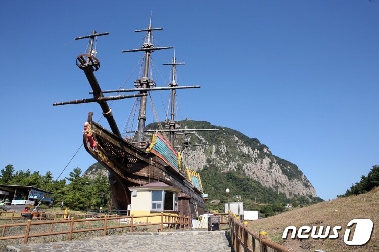 본문 이미지 - 하멜이 표착한 서귀포 용머리에 설치된 하멜상선전시관 / 사진출처 = 제주관광공사