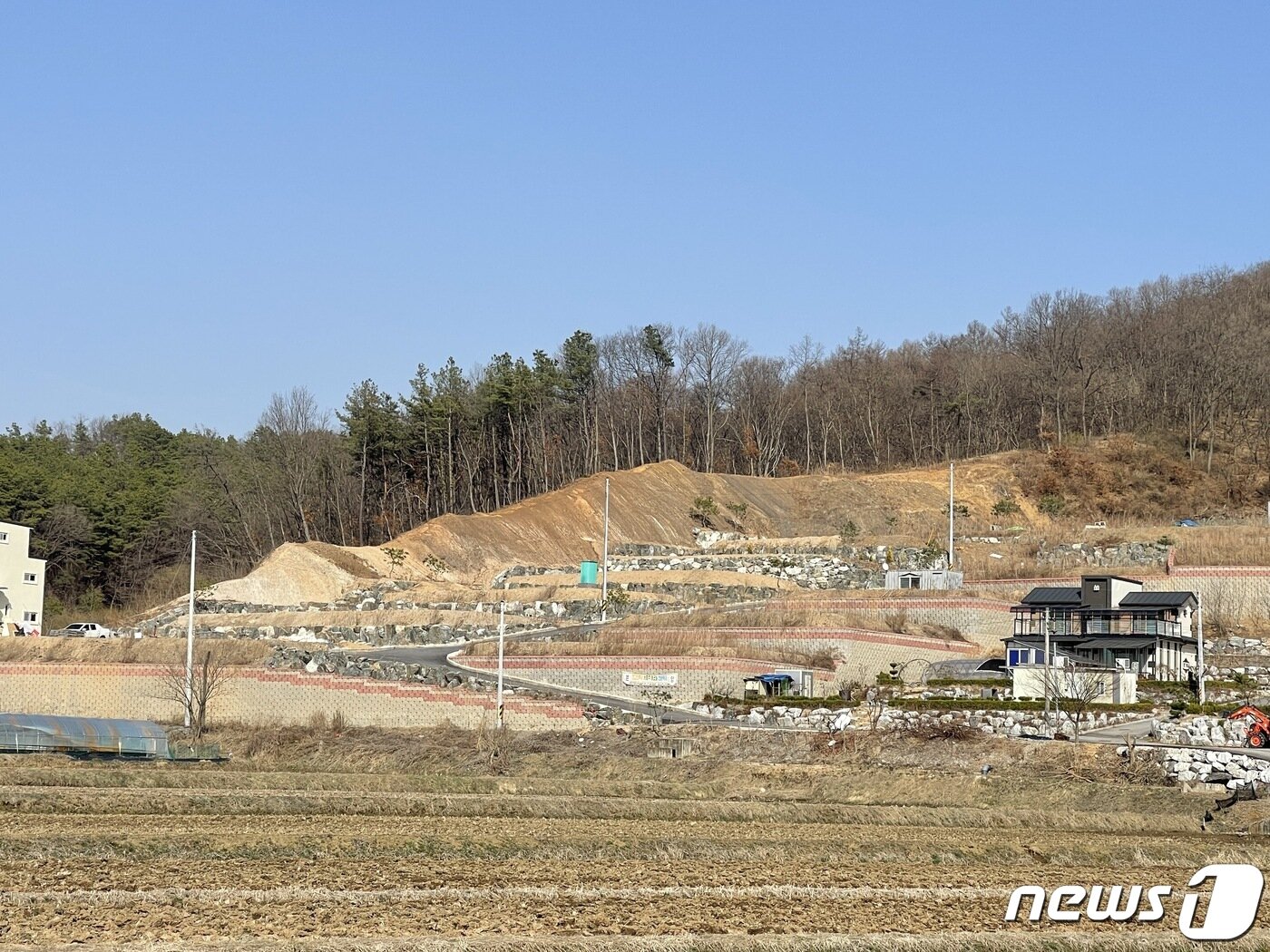 본문 이미지 - 충북 충주시 대소원면 완오리 바이오헬스 국가산단 예정지에 집을 짓기 위해 터를 닦아놓은 모습.2021.3.17/ⓒ 뉴스1