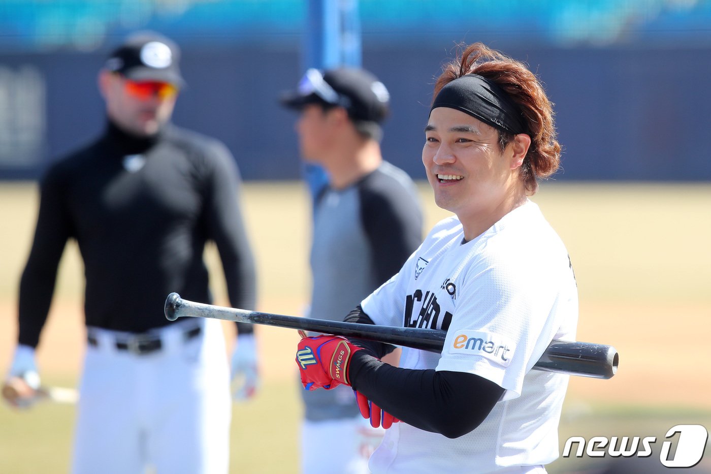 본문 이미지 - SSG 랜더스 추신수가 17일 삼성과의 연습경기에 앞서 이날 오전 대구삼성라이온즈파크에서 열린 팀 훈련에 참가해 환하게 웃고 있다. 2021.3.17/뉴스1 ⓒ News1 공정식 기자