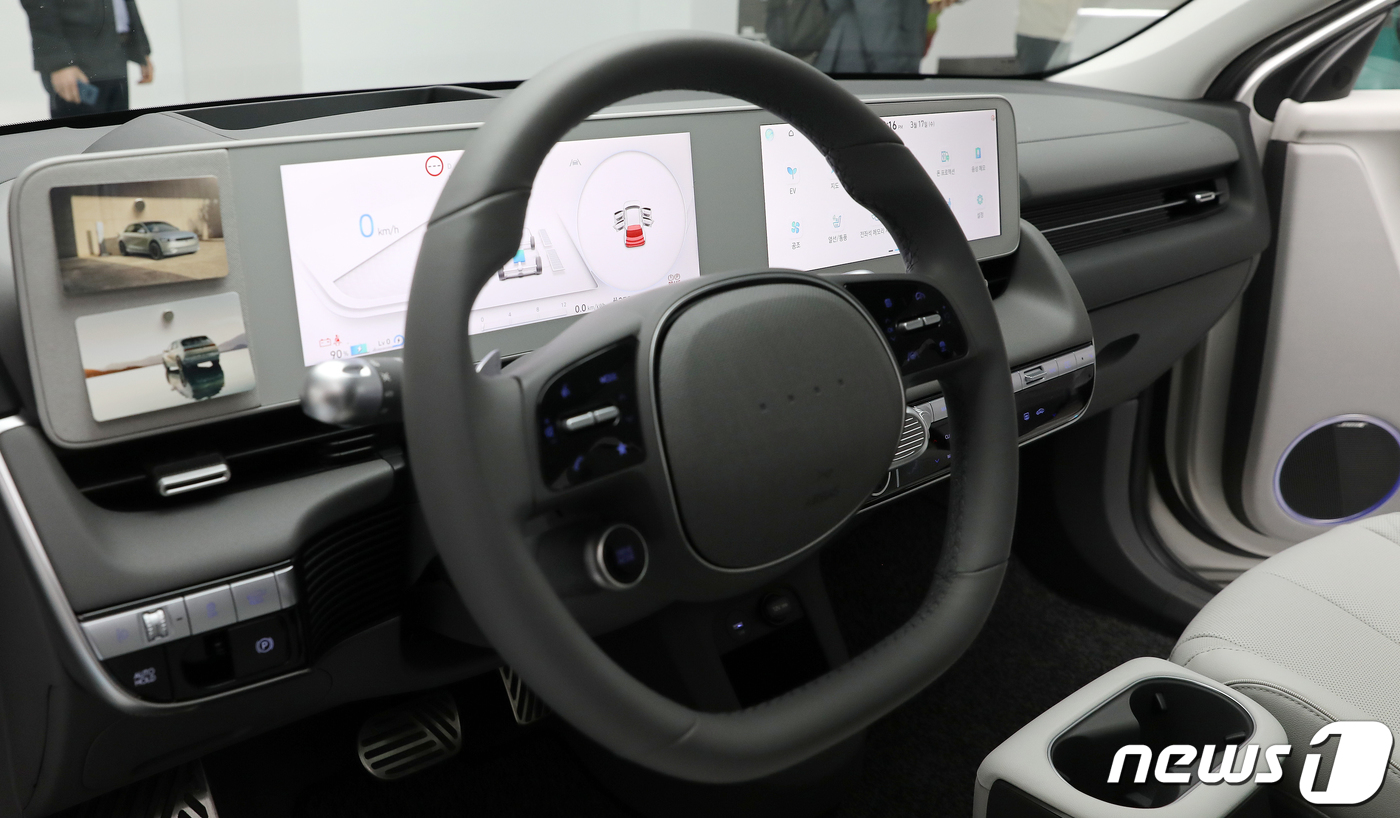 (서울=뉴스1) 김진환 기자 = 현대자동차가 첫 전용 전기차 ‘아이오닉5’를 공개했다. 현대자동차의 첫 전용 전기차 ‘아이오닉 5’는 현대차그룹이 처음으로 개발한 전기차 전용 플랫 …