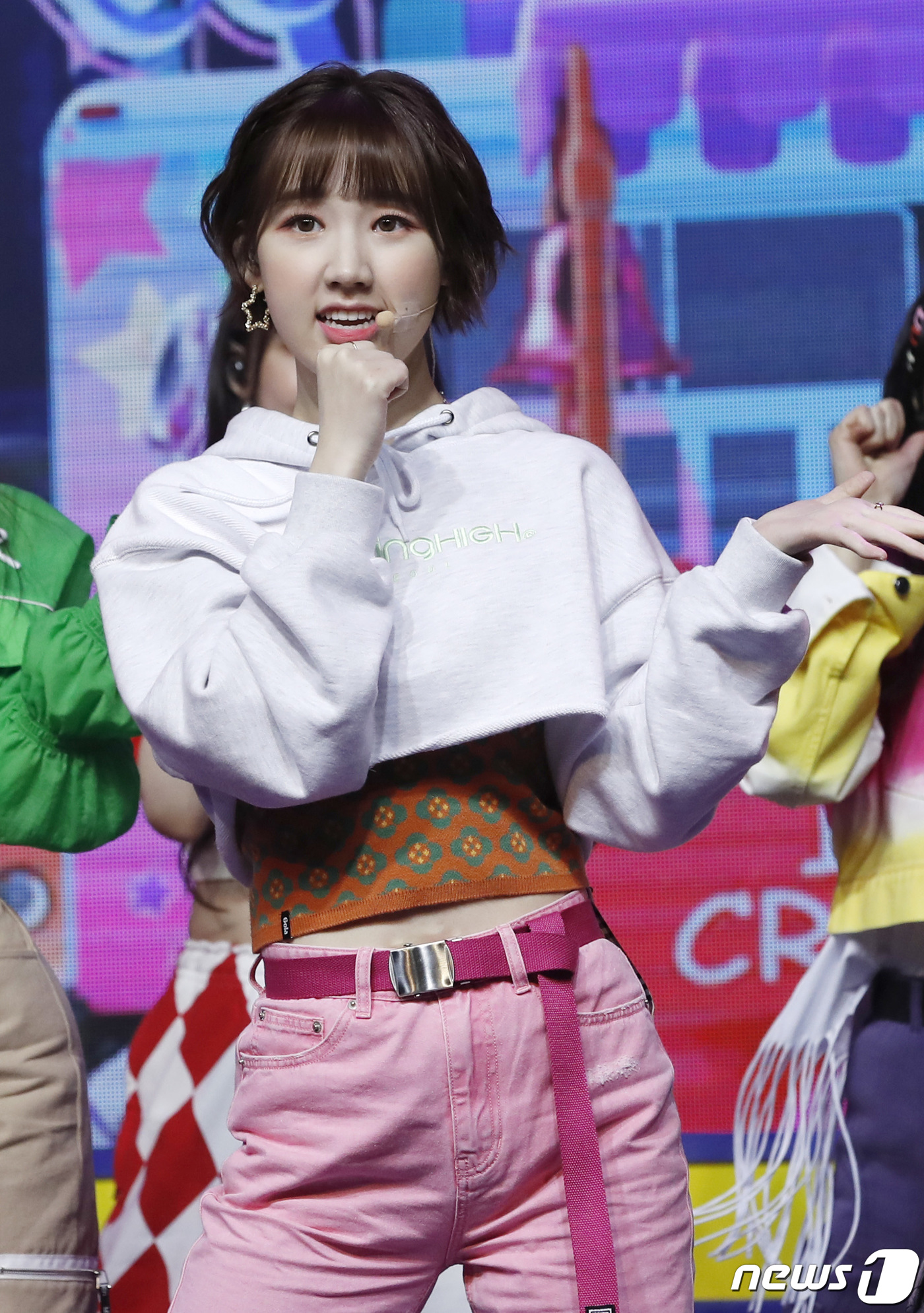 (서울=뉴스1) 권현진 기자 = 걸그룹 위클리(Weeekly) 신지윤이 17일 오후 서울 마포구 신한카드 판스퀘어에서 열린 세 번째 미니앨범 '위 플레이(We play)‘에 참석해 …