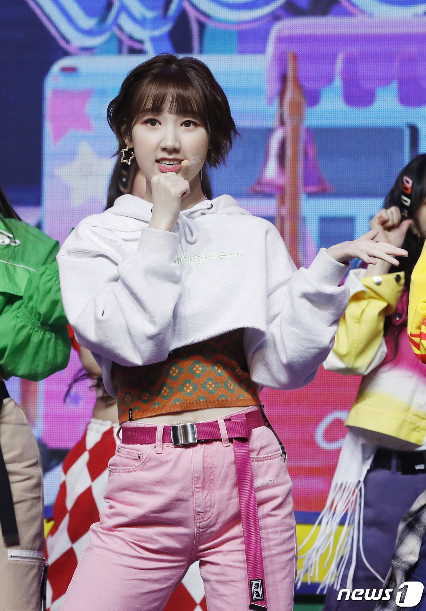 (서울=뉴스1) 권현진 기자 = 걸그룹 위클리(Weeekly) 신지윤이 17일 오후 서울 마포구 신한카드 판스퀘어에서 열린 세 번째 미니앨범 '위 플레이(We play)‘에 참석해 …