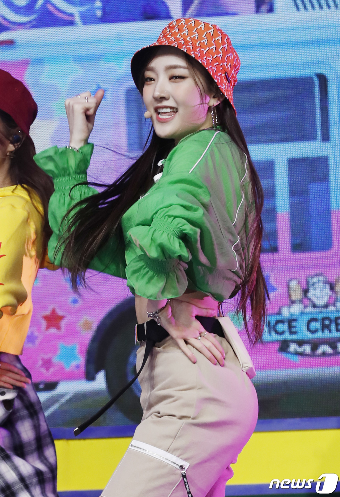 (서울=뉴스1) 권현진 기자 = 걸그룹 위클리(Weeekly) 소은이 17일 오후 서울 마포구 신한카드 판스퀘어에서 열린 세 번째 미니앨범 '위 플레이(We play)‘에 참석해 …