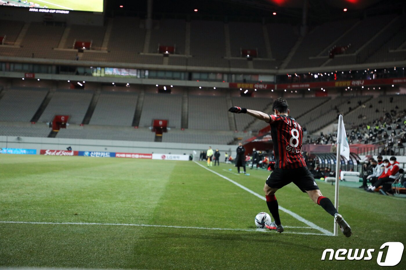 본문 이미지 - 17일 오후 서울 마포구 상암동 서울월드컵경기장에서 열린 프로축구 '하나원큐 K리그1 2021' FC서울과 광주FC의 경기에서 서울 기성용이 코너킥을 차고 있다. 2021.3.17/뉴스1 ⓒ News1 황기선 기자