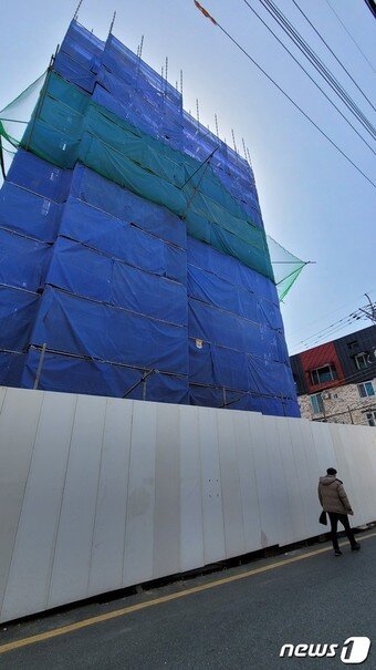 본문 이미지 - 18일 경찰과 소방당국에 따르면 이날 오전 8시21분께 전북 전주시 덕진구 종합경기장 인근 한 골목에서 학교를 가던 A군(11)이 레미콘 트럭과 부딪혔다. 레미콘 트럭은 이 골목에 있는 건물 신축 현장으로 향하고 있었던 것으로 전해졌다.2021.3.18/ⓒ 뉴스1 유경석기자