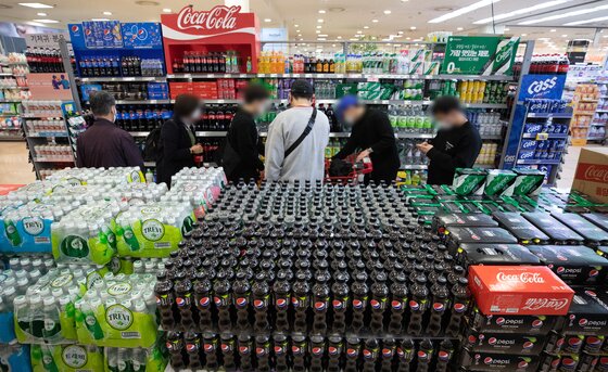 본문 이미지 - 서울 시내의 한 대형마트에 콜라·사이다 등 탄산음료가 진열돼 있다. (자료사진) 2021.3.18/뉴스1 ⓒ News1 이재명 기자
