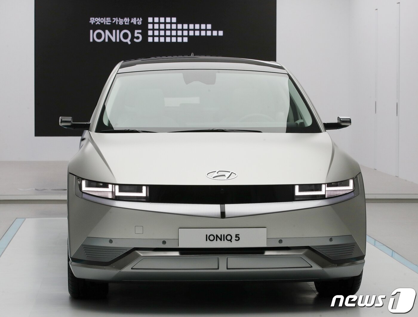 본문 이미지 - 전면은 좌우로 길게 뻗은 전조등과 현대차 최초로 상단부 전체를 감싸는 크램쉘 후드를 적용해 면과 면이 만나 선으로 나뉘는 파팅 라인을 최소화했다 ⓒ 뉴스1