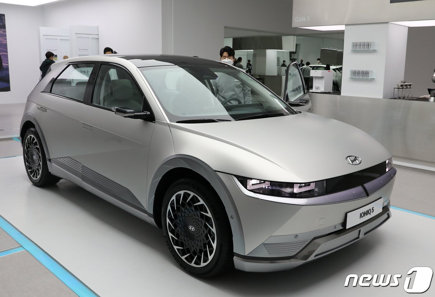 본문 이미지 - 측면은 포니를 연상하게 하는 실루엣을 바탕으로 곧게 뻗은 캐릭터 라인과 동급 최장인 3000mm의 축간거리, 현대차 전기차 최대 직경인 20인 치 휠을 통해 안정감 있는 비율을 구현했다 ⓒ 뉴스1