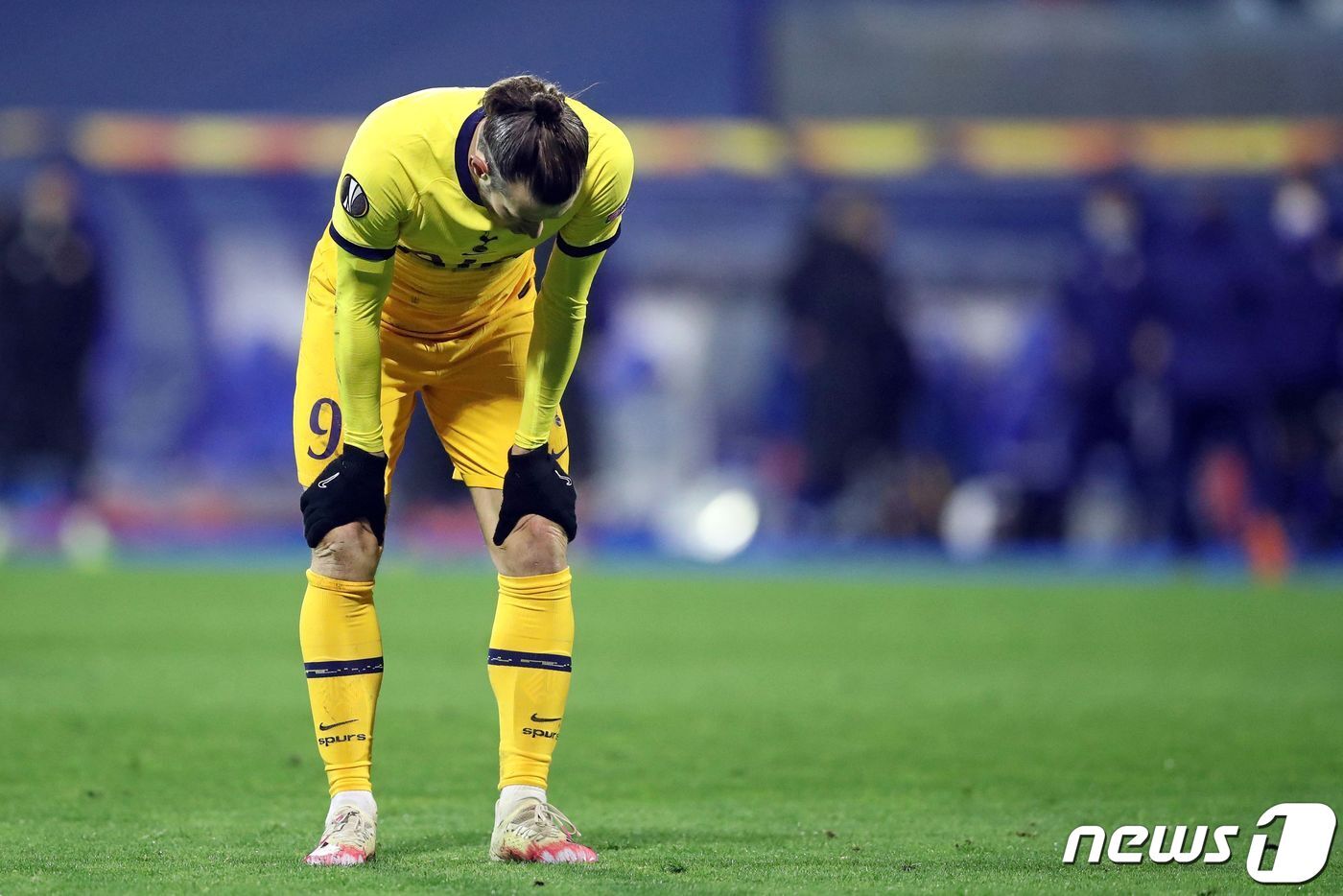 본문 이미지 - 토트넘 공격수 가레스 베일이 자그레브전 패배 이후 괴로워하고 있다. ⓒ AFP=뉴스1