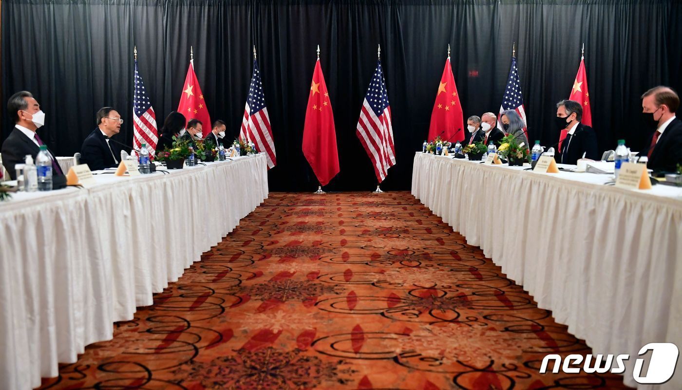 본문 이미지 - 18일 알래스카 앵커리지에서 열린 미중 고위급 회담. ⓒ AFP=뉴스1 ⓒ News1