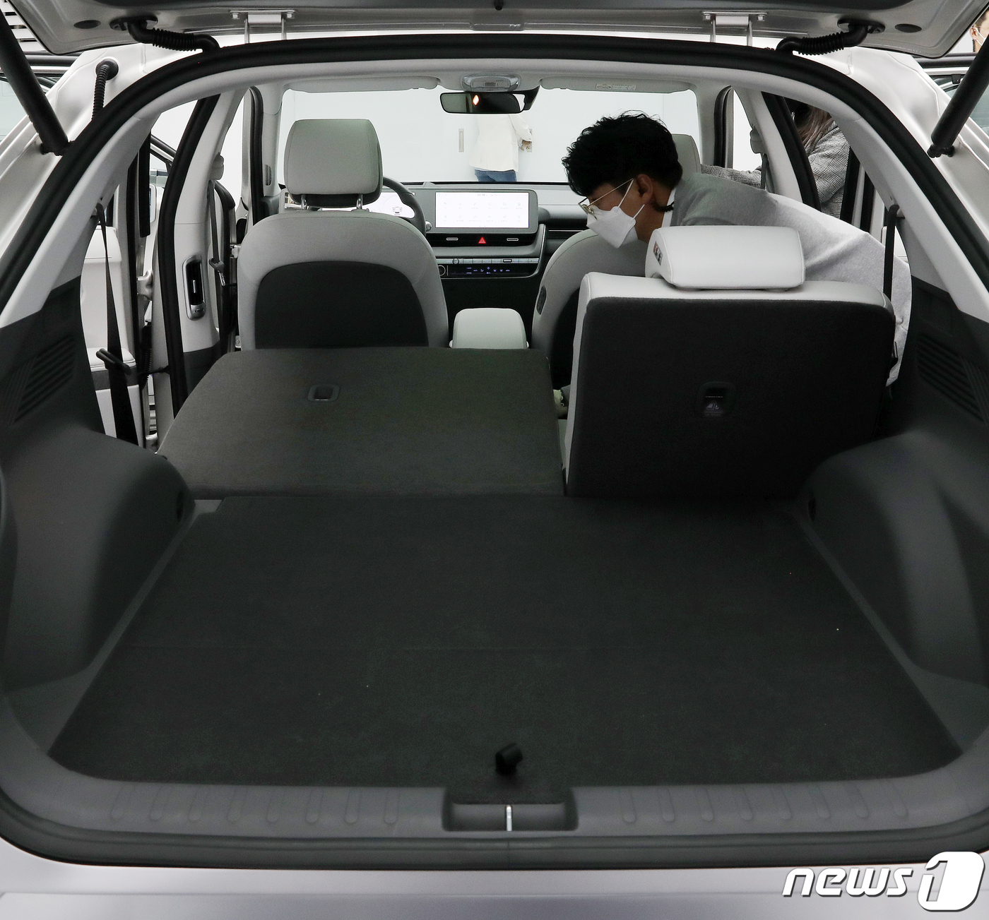 (서울=뉴스1) 김진환 기자 = 현대자동차가 첫 전용 전기차 ‘아이오닉5’를 공개했다. 현대자동차의 첫 전용 전기차 ‘아이오닉 5’는 현대차그룹이 처음으로 개발한 전기차 전용 플랫 …