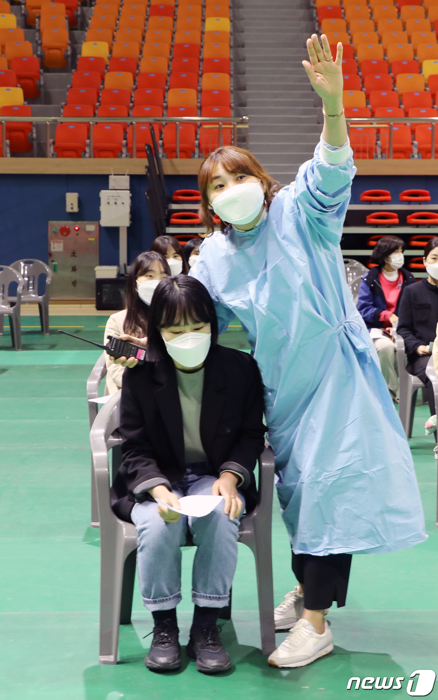 (광주=뉴스1) 이수민 기자 = 19일 광주 서구 염주종합체육관에 설치된 신종 코로나바이러스 감염증(코로나19) 지역 예방접종센터에서 방역당국 관계자들이 모의훈련을 진행하고 있다. …