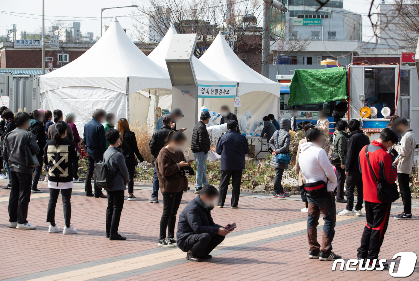 (서울=뉴스1) 이재명 기자 = 신종 코로나바이러스 감염증(코로나19) 신규 확진자가 400명대 중반을 기록한 19일 오전 서울 구로역광장에 마련된 임시 선별진료소를 찾은 시민들과 …