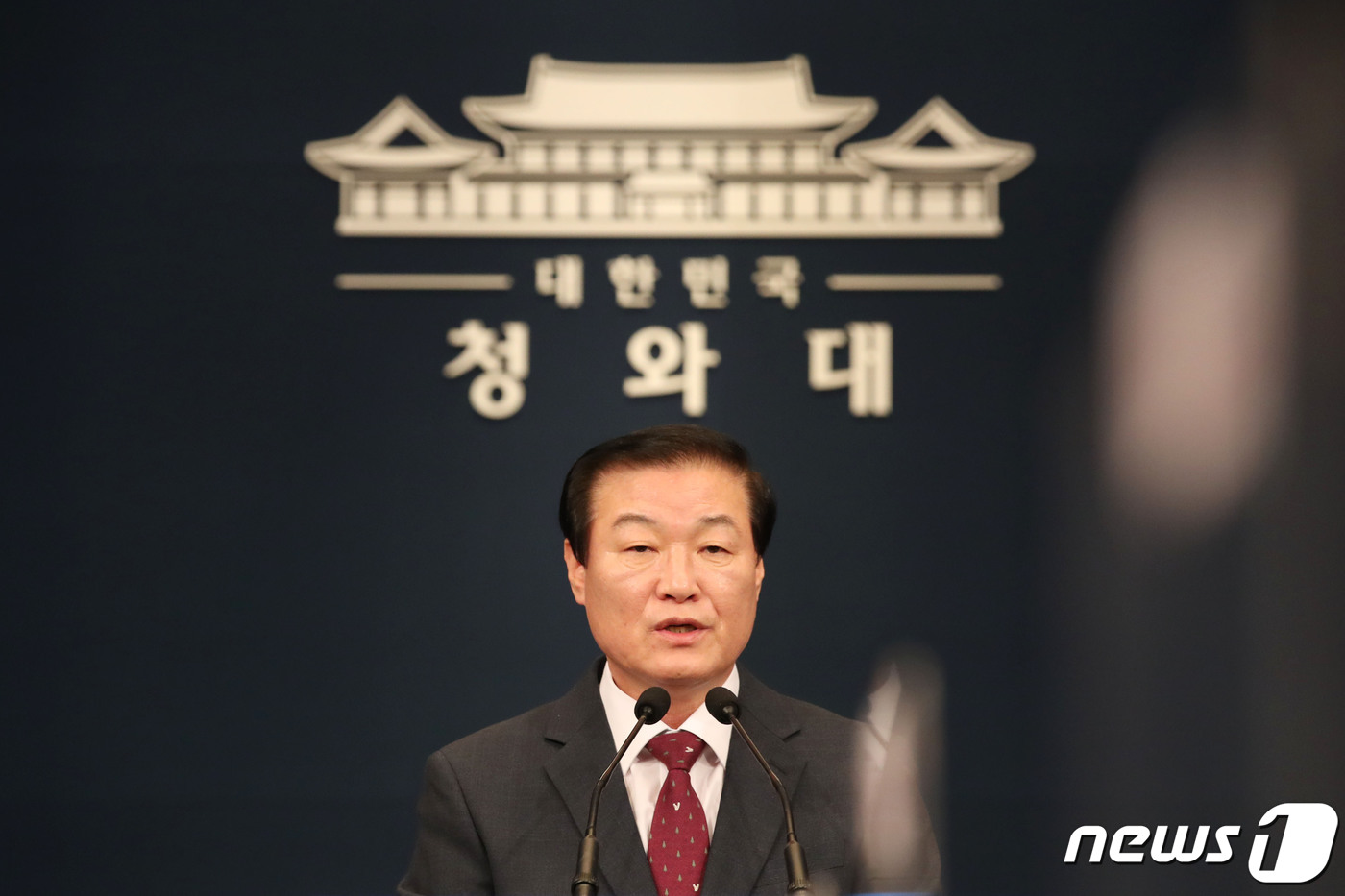 (서울=뉴스1) 이광호 기자 = 정만호 국민소통수석이 19일 오후 청와대 춘추관 브리핑실에서 청와대 직원 토지거래 내역 2차 조사 결과를 발표하고 있다. 이번 발표 대상에는 행정관 …