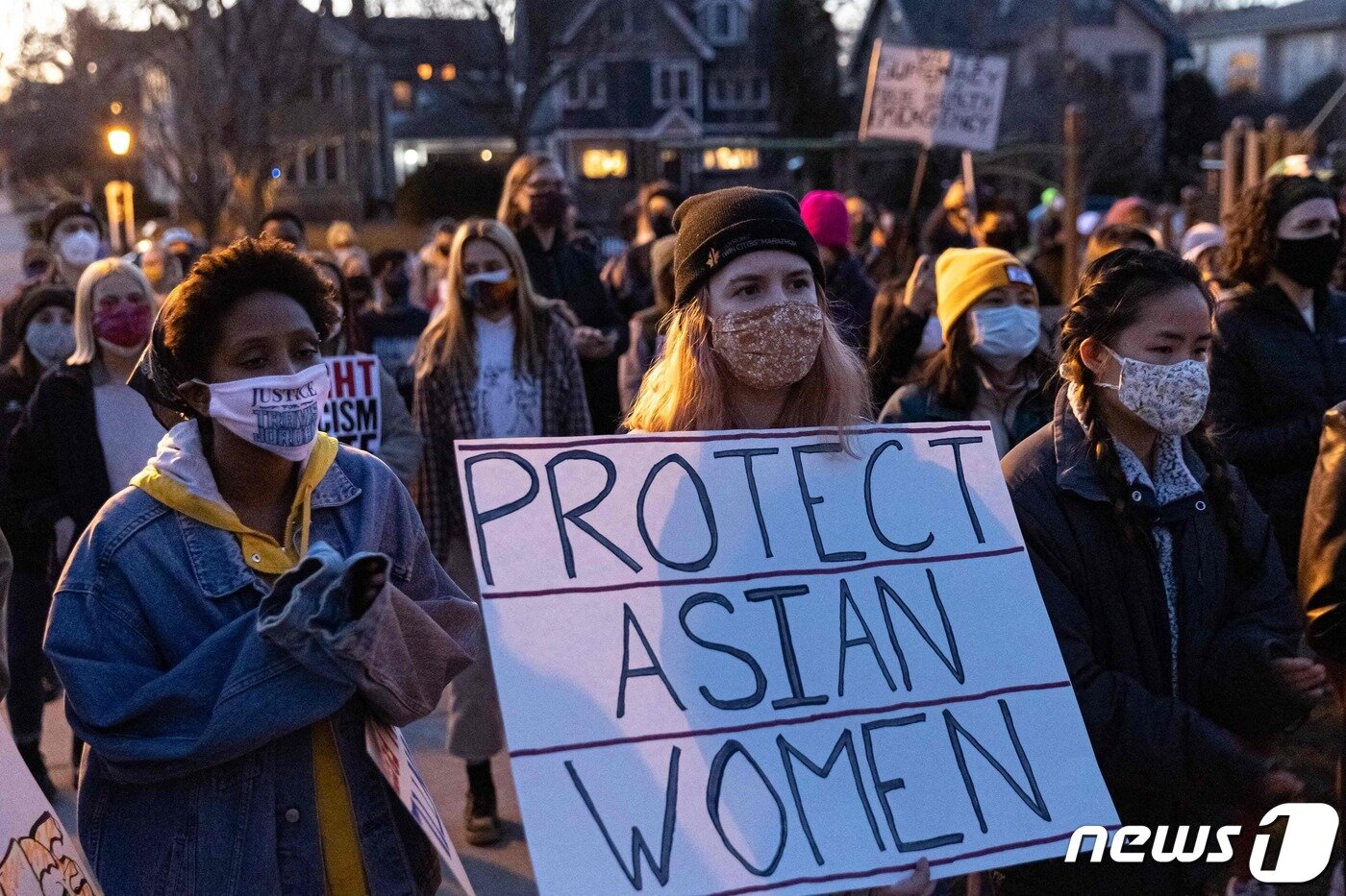 본문 이미지 - 한인 포함 아시아인 6명이 숨진 '애틀랜타 참사' 이후 미국내 반아시아 정서에 항의하는 시위가 이어지고 있다. ⓒ AFP=뉴스1