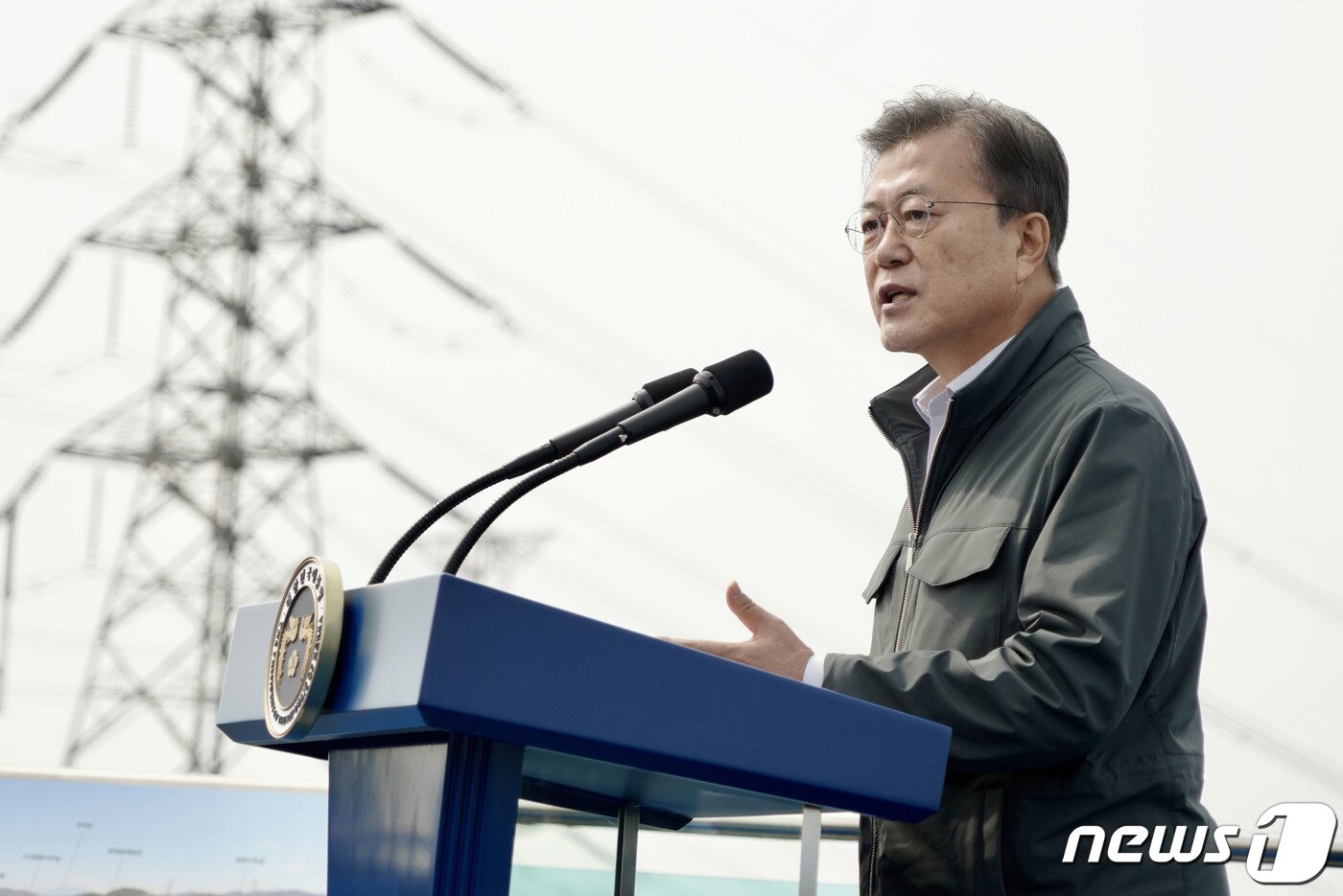 본문 이미지 - 문재인 대통령이 지난 3월19일 오후 충남 보령 화력발전소에서 열린 '충남 에너지전환과 그린뉴딜 전략 보고'에 참석해 발언하고 있는 모습. 2021.3.19/뉴스1 ⓒ News1 이광호 기자