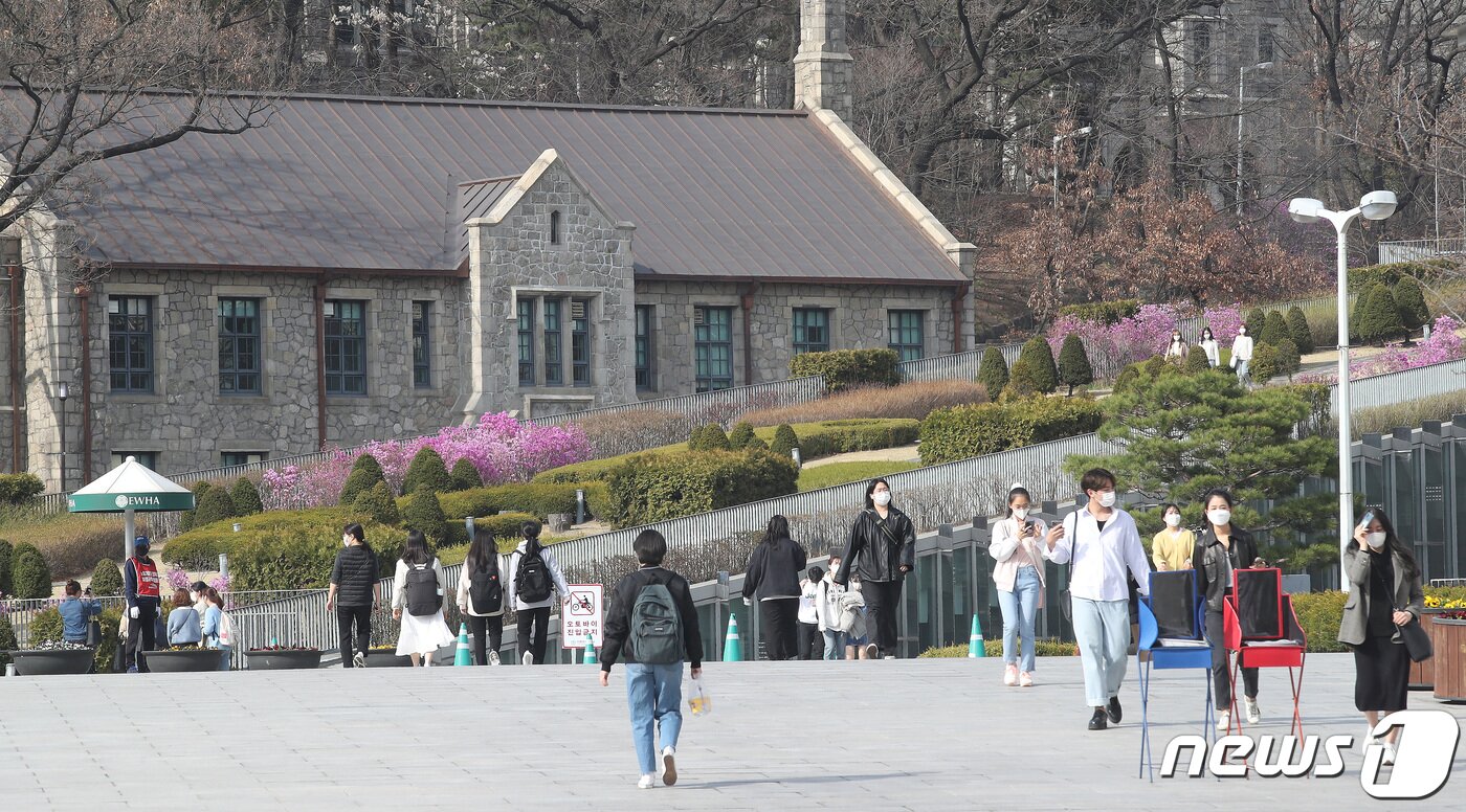 본문 이미지 - 19일 오후 서울 서대문구 이화여자대학교 정문 앞 거리가 분주한 모습을 보이고 있다. 2021.3.19/뉴스1 ⓒ News1 임세영 기자