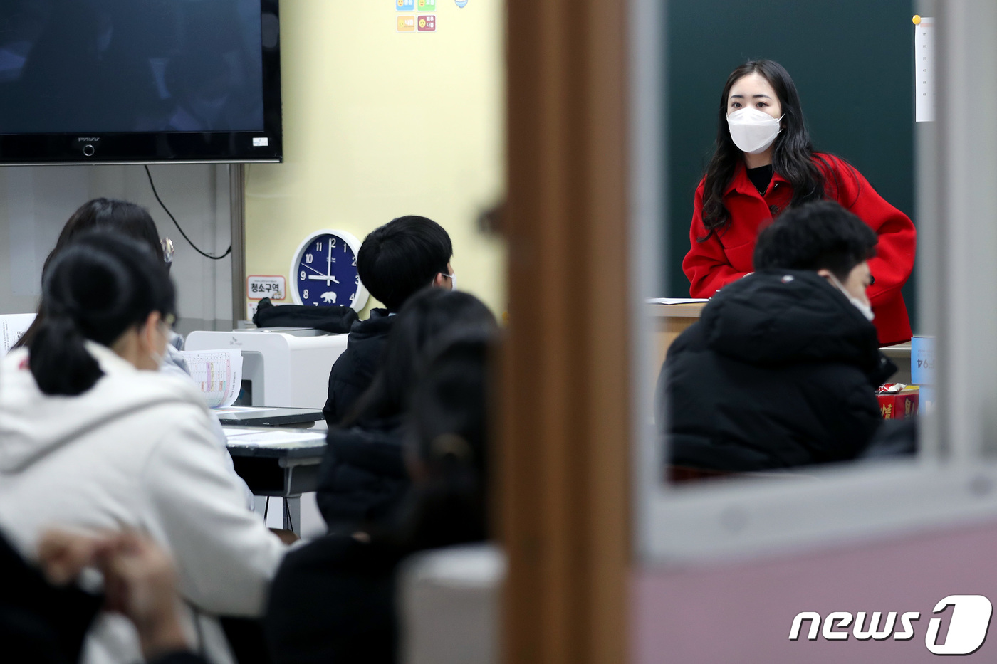 (서울=뉴스1) 이동해 기자 = 새학년 개학날인 2일 오전 서울 노원구 중계중학교에서 진급반 입실을 마친 2학년 학생들이 담임선생님을 첫 대면하고 있다.650여 명 학생 정원의 이 …