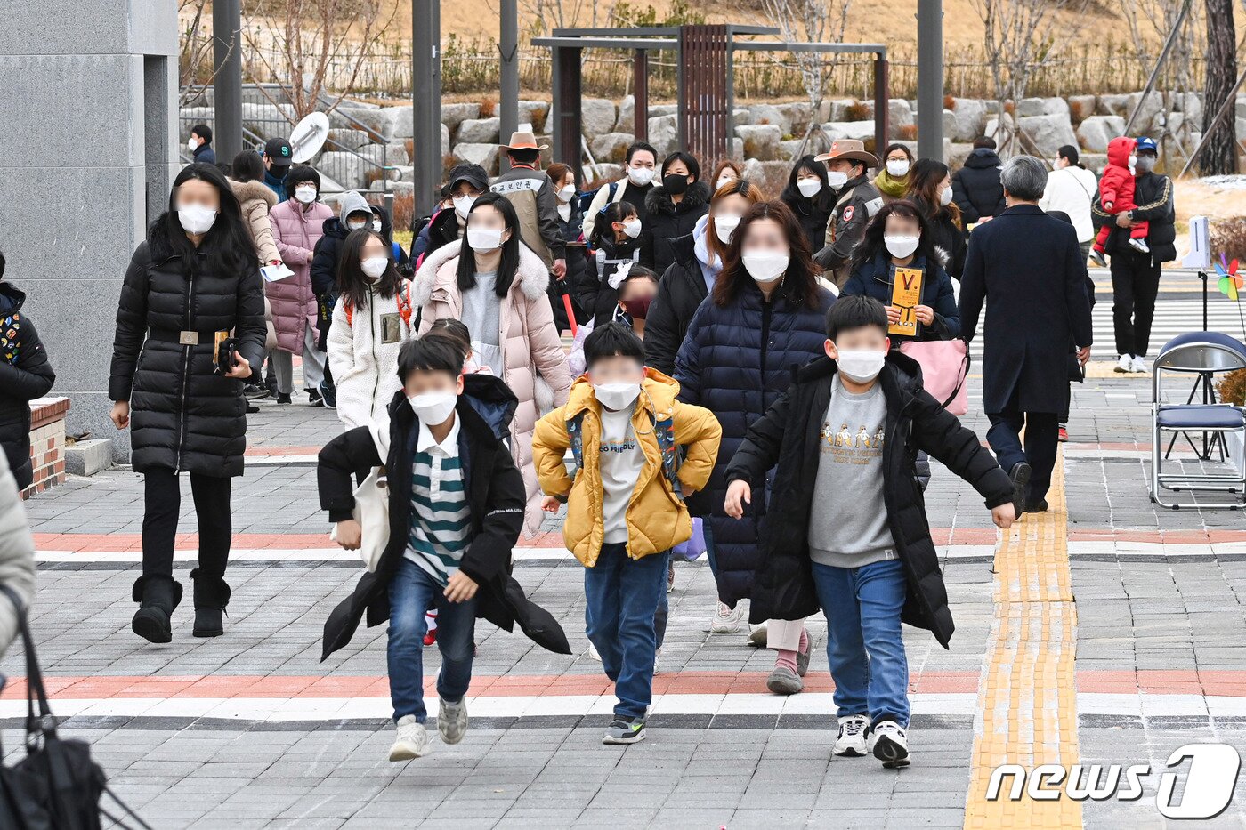 본문 이미지 - 2일 서울 한 초등학교에서 학생들이 등교하고 있다. 2021.3.2/뉴스1 ⓒ News1 사진공동취재단