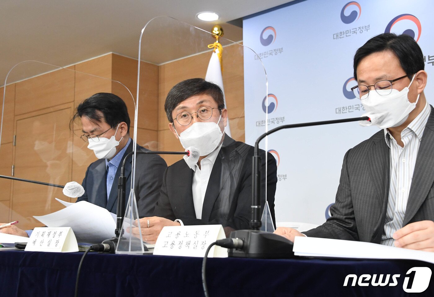본문 이미지 - 안도걸 기획재정부 예산실장이 지난달 26일 서울 종로구 정부서울청사에서 열린 '2021년 추가경정예산안' 사전브리핑에서 추경예산안을 설명하고 있다. 왼쪽부터 조주현 중소벤처기업부 소상공인정책실장, 안도걸 기재부 예산실장, 김영중 고용노동부 고용정책실장. (기획재정부 제공) 2021.3.2/뉴스1