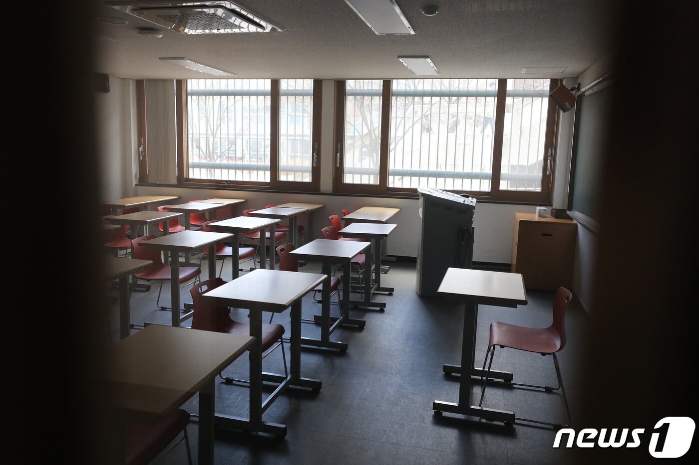 본문 이미지 - 불 꺼진 대학 강의실. (사진은 기사 내용과 무관함) / 뉴스1 ⓒ News1 임세영 기자