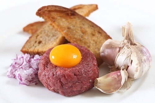 본문 이미지 - 우리나라 육회와 닮아 있는 타르타르. 체코관광청 제공