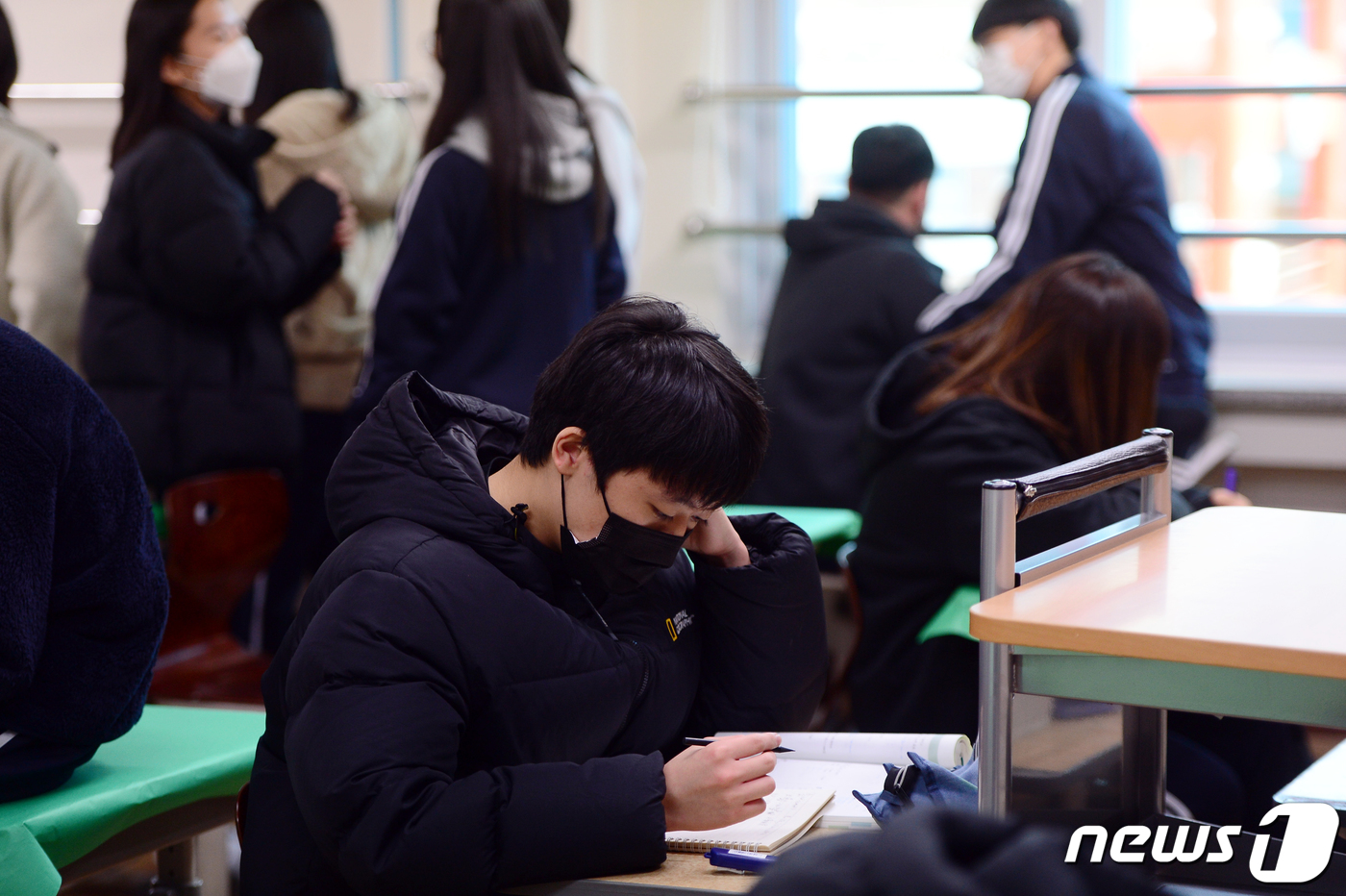 (광주=뉴스1) 정다움 기자 = 2021학년도 새 학기 개학날인 2일 오전 광주 광산구 비아고등학교에서 한 학생이 수업에 몰두하고 있다. 2021.3.2/뉴스1