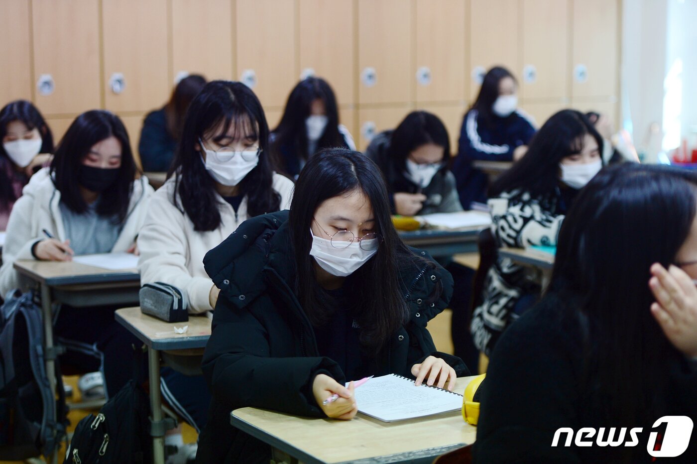 본문 이미지 - 2021학년도 새 학기 개학날인 2일 오전 광주 광산구 비아고등학교에서 한 학생이 수업에 몰두하고 있다. 2021.3.2/뉴스1 ⓒ News1 정다움 기자