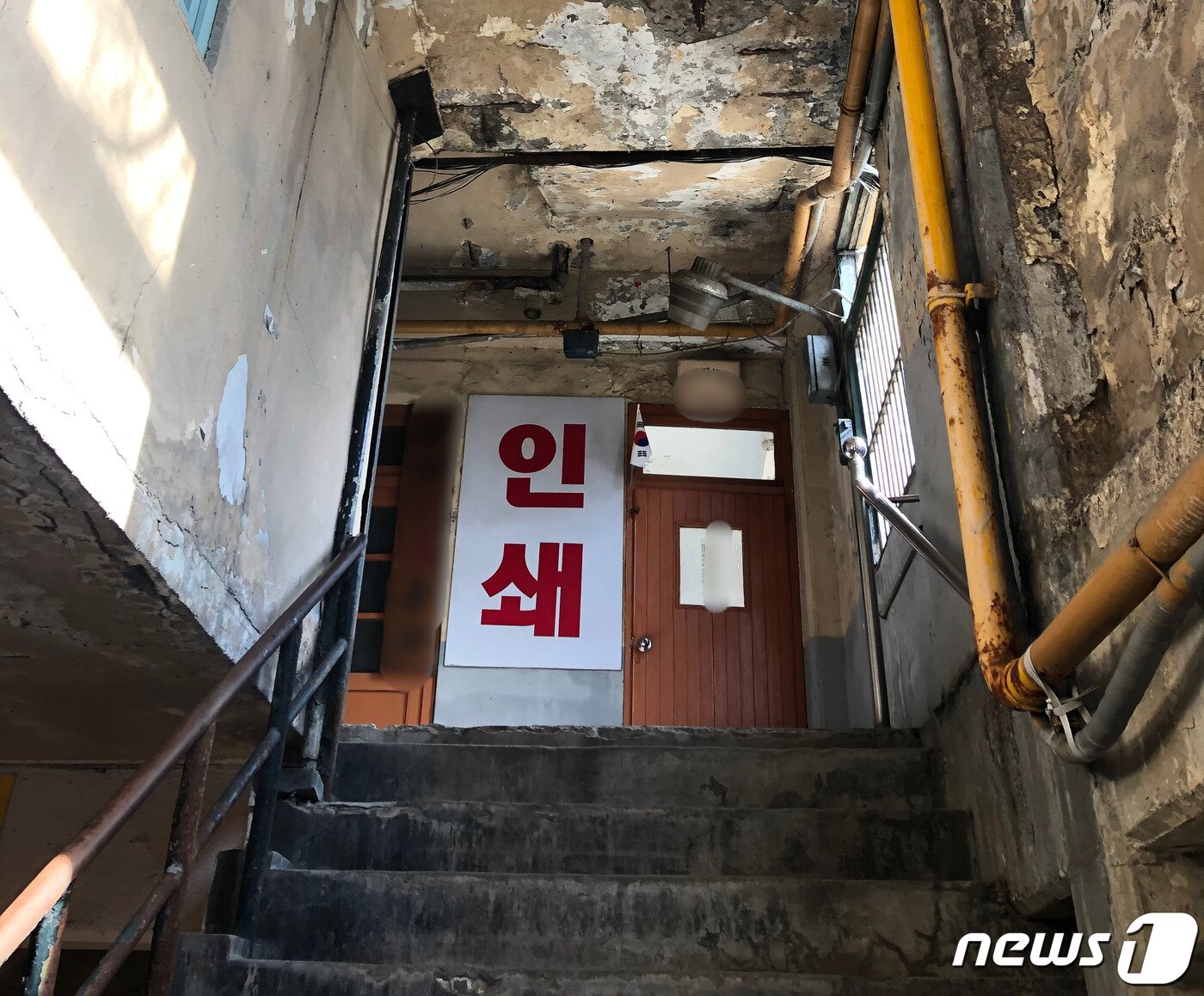 본문 이미지 - 옥상마을이 있는 건물 2층에서 3층으로 올라가는 계단. ⓒ 뉴스1 백창훈 기자