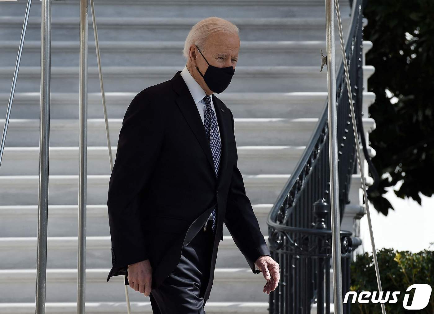 (워싱턴 AFP=뉴스1) 우동명 기자 = 조 바이든 미국 대통령이 19일(현지시간) 조지아주 애틀랜타로 가기 위해 워싱턴 백악관서 전용 헬기를 타러가고 있다.ⓒ AFP=뉴스1