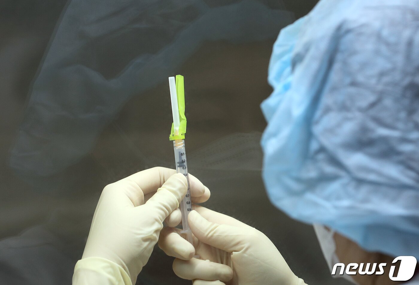 본문 이미지 - 한 의료진이 주사기에 주사액을 넣고 있는 모습. (사진은 기사 내용과 관계 없음) /뉴스1 ⓒ News1 박지혜 기자