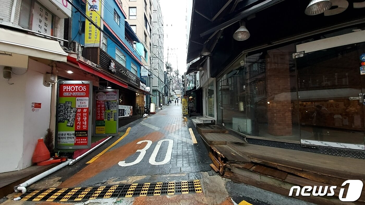 본문 이미지 - 20일 서울 서대문구 이화여자대학교 정문 앞 거리 모습. 2021.3.20 ⓒ 뉴스1 김도엽 기자