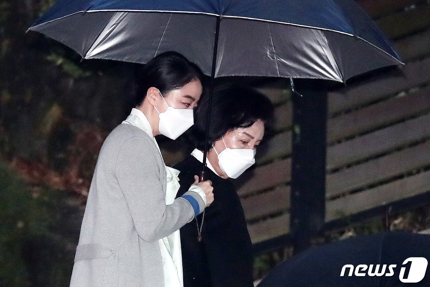 본문 이미지 - 정대선 현대비에스앤씨 사장의 부인 노현정 전 아나운서와 어머니 이행자 씨가 20일 오후 고(故) 정주영 현대그룹 명예회장의 20주기 추모제사가 열린 서울 종로구 청운동 정 명예회장 옛 자택으로 들어서고 있다. 2021.3.20/뉴스1 ⓒ News1 박지혜 기자