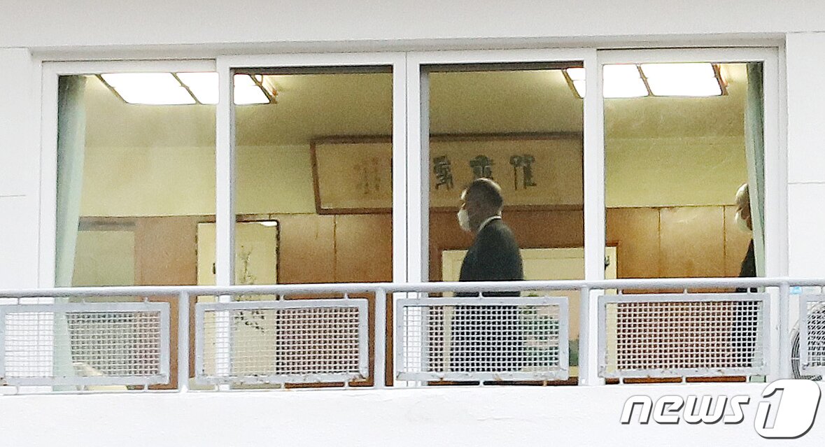 본문 이미지 - 고(故) 정주영 현대그룹 명예회장의 20주기 추모제사가 열린 20일 오후 서울 종로구 청운동 정 명예회장 옛 자택을 공개했다. 정의선 현대자동차그룹 회장이 2층 복도를 걸어가고 있다. 2021.3.20/뉴스1 ⓒ News1 박지혜 기자