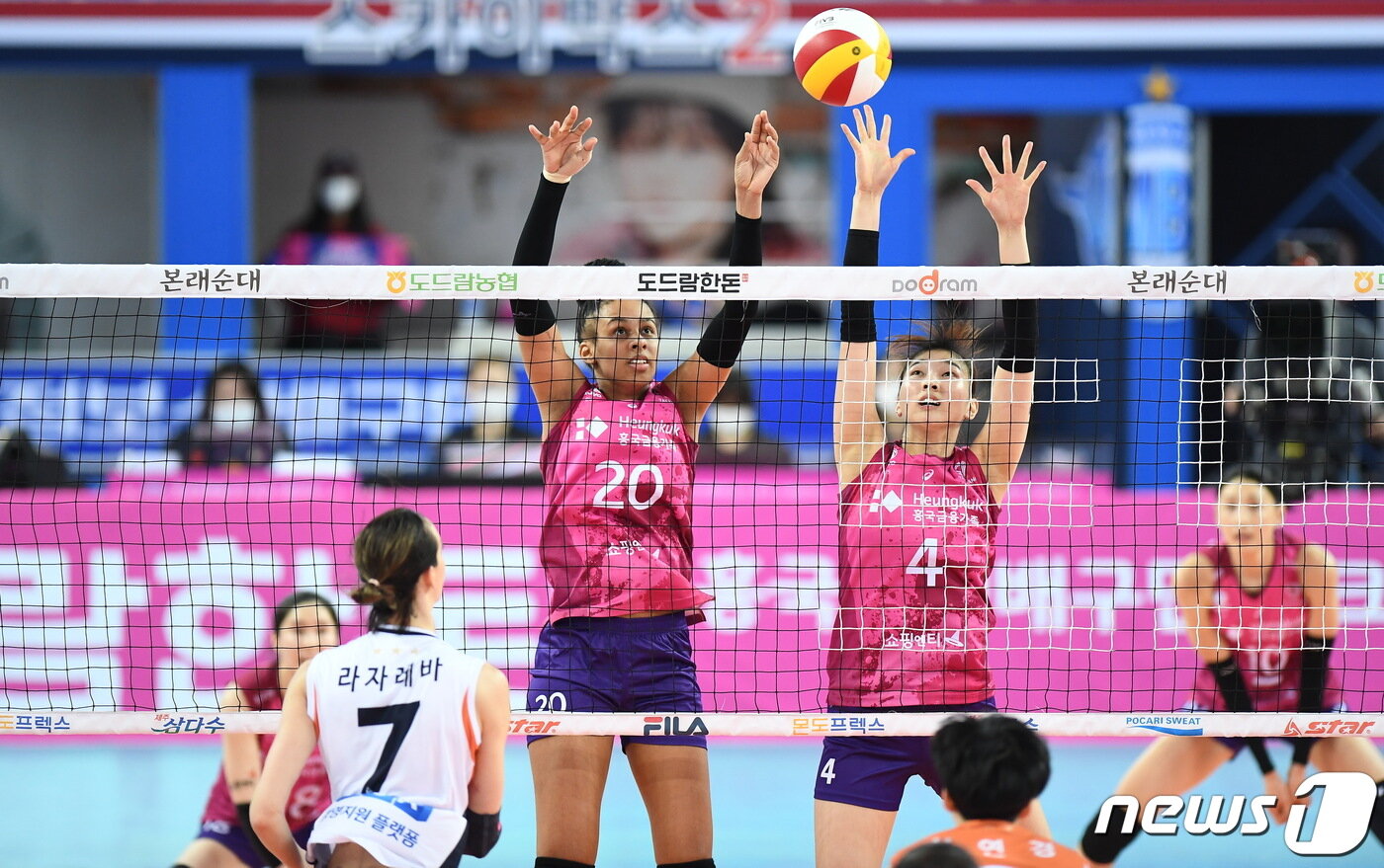 본문 이미지 - 흥국생명 센터 이주아(오른쪽)가 라자레바의 공격을 막아내고 있다.. (한국배구연맹 제공) ⓒ 뉴스1