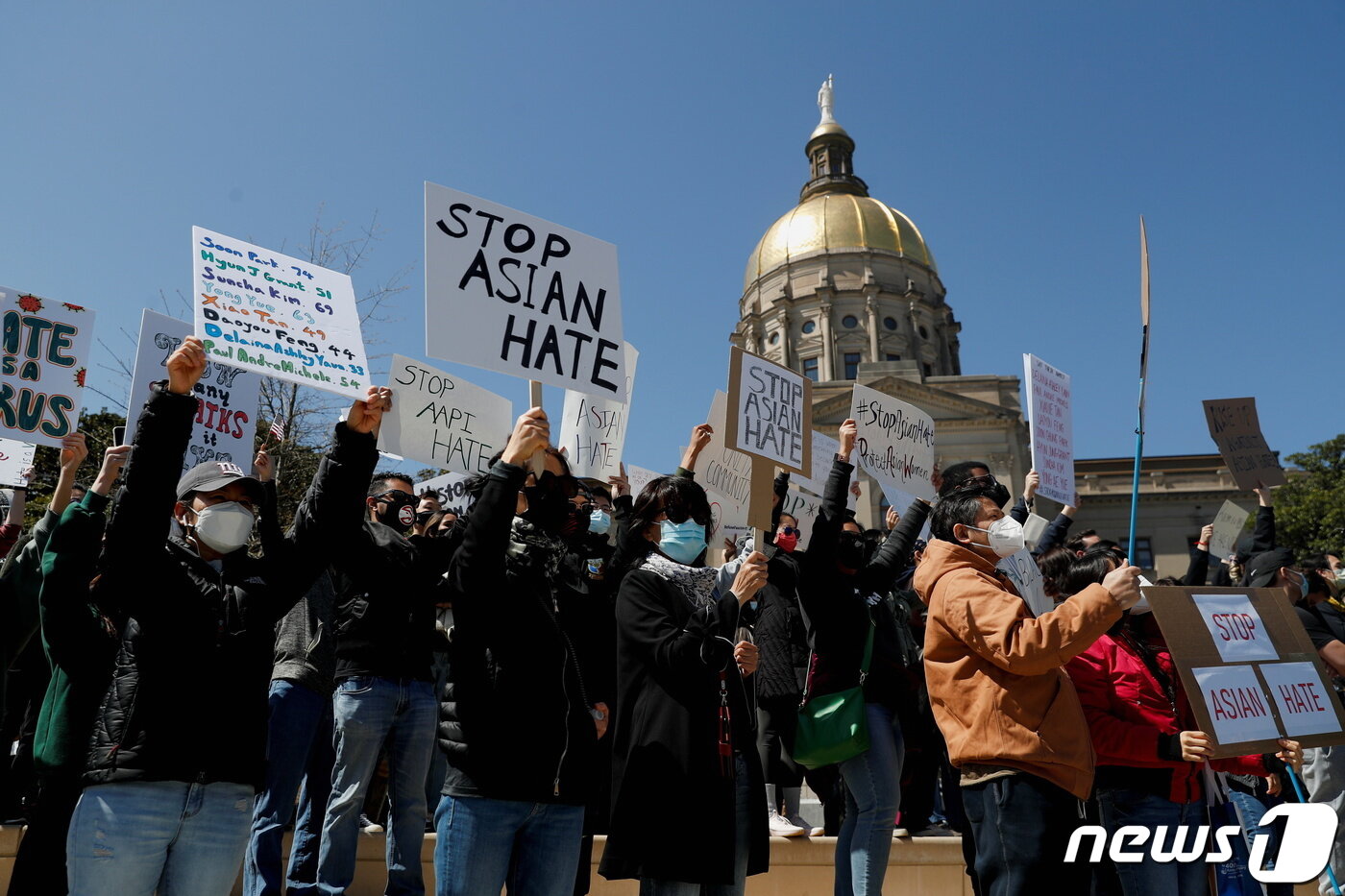 본문 이미지 - 20일(현지시간) 미국 조지아주 애틀랜타에서 아시안에 대한 증오 중지를 촉구하는 집회가 열리고 있다. 지난 16일 애틀랜타 일대 마사지 업소 1곳과 스파 업소 2곳에서 총기 난사 사건이 벌어져 한인 여성 4명을 포함한 아시아계 여성 6명이 숨진 사건이 발생한 바 있다. ⓒ 로이터=뉴스1