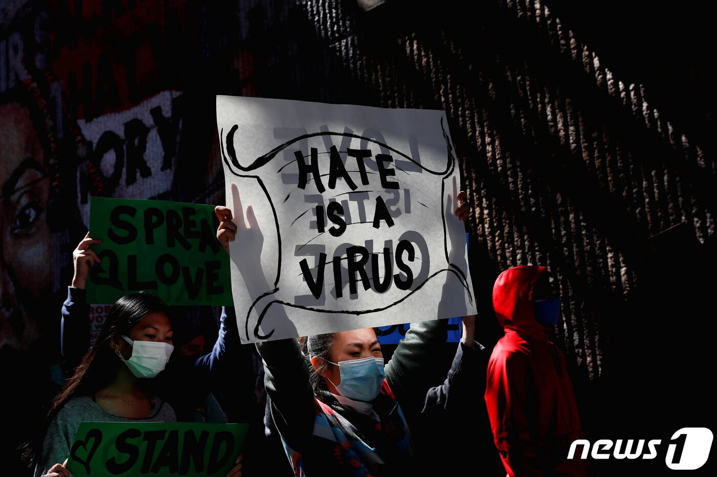 본문 이미지 - 20일(현지시간) 미국 조지아주 애틀랜타에서 아시안에 대한 증오 중지를 촉구하는 집회가 열리고 있다. 지난 16일 애틀랜타 일대 마사지 업소 1곳과 스파 업소 2곳에서 총기 난사 사건이 벌어져 한인 여성 4명을 포함한 아시아계 여성 6명이 숨진 사건이 발생한 바 있다. ⓒ 로이터=뉴스1