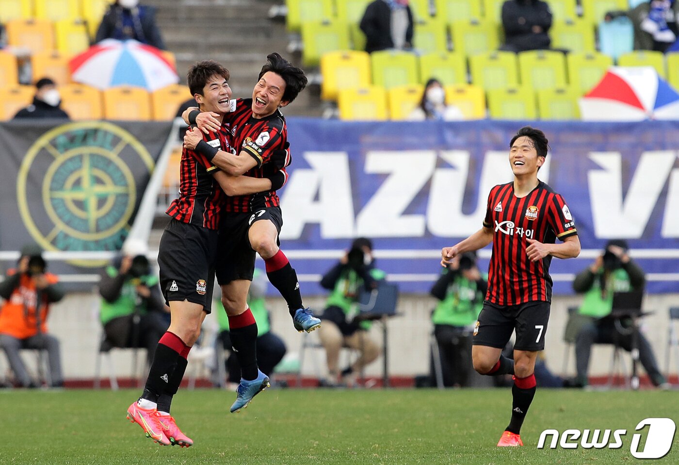 본문 이미지 - 21일 오후 경기도 수원시 팔달구 수원월드컵경기장에서 열린 프로축구 '하나원큐 K리그1 2021' 수원 삼성 블루윙즈와 FC서울의 경기, 서울 기성용이 동점골을 넣은 후 고광민과 기뻐하고 있다. 2021.3.21/뉴스1 ⓒ News1 조태형 기자