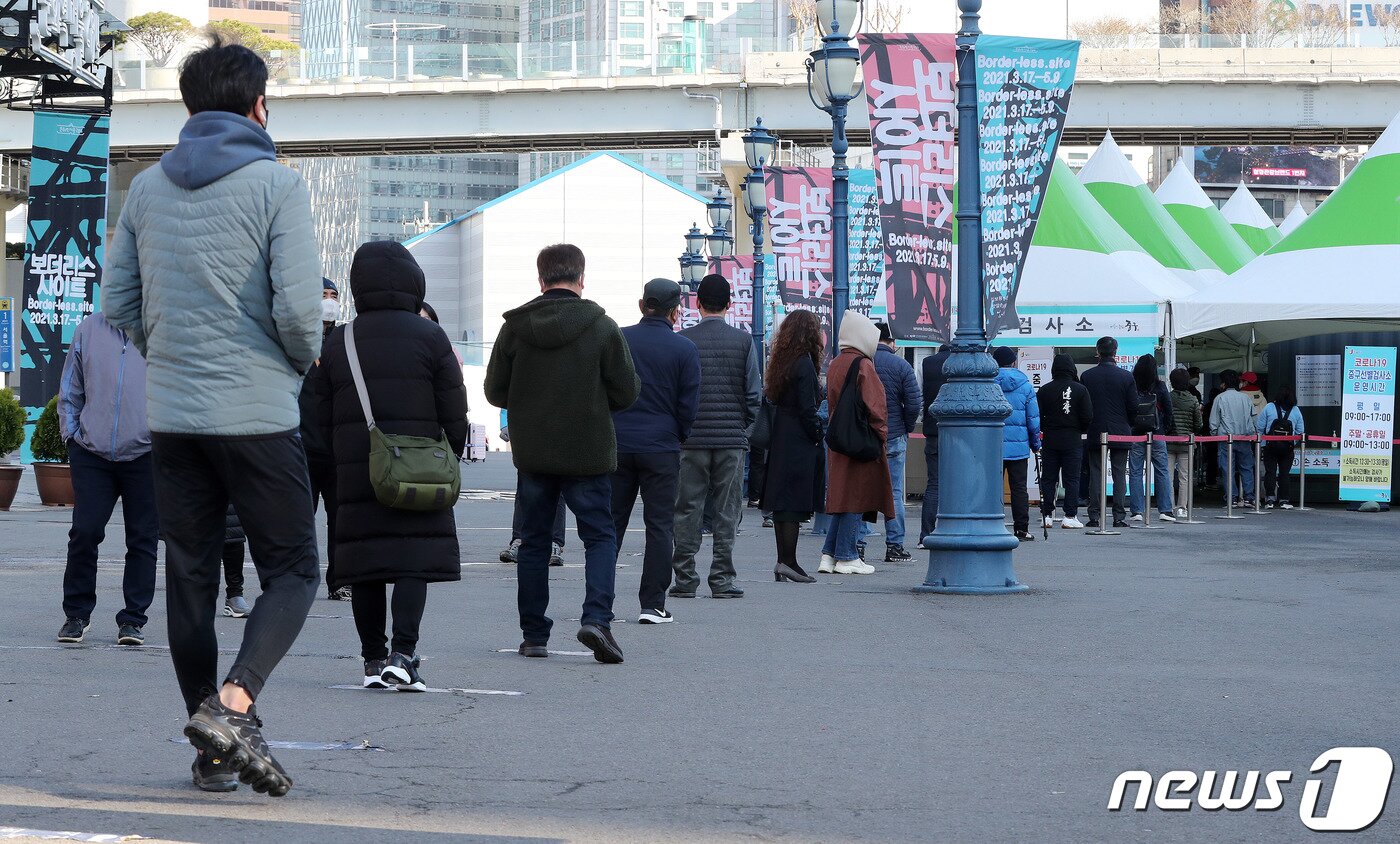 본문 이미지 - 22일 오전 서울역 광장에 마련된 코로나19 중구임시선별진료소를 찾은 시민들이 줄서서 검사를 기다리고 있다. 2021.3.22/뉴스1 ⓒ News1 박세연 기자