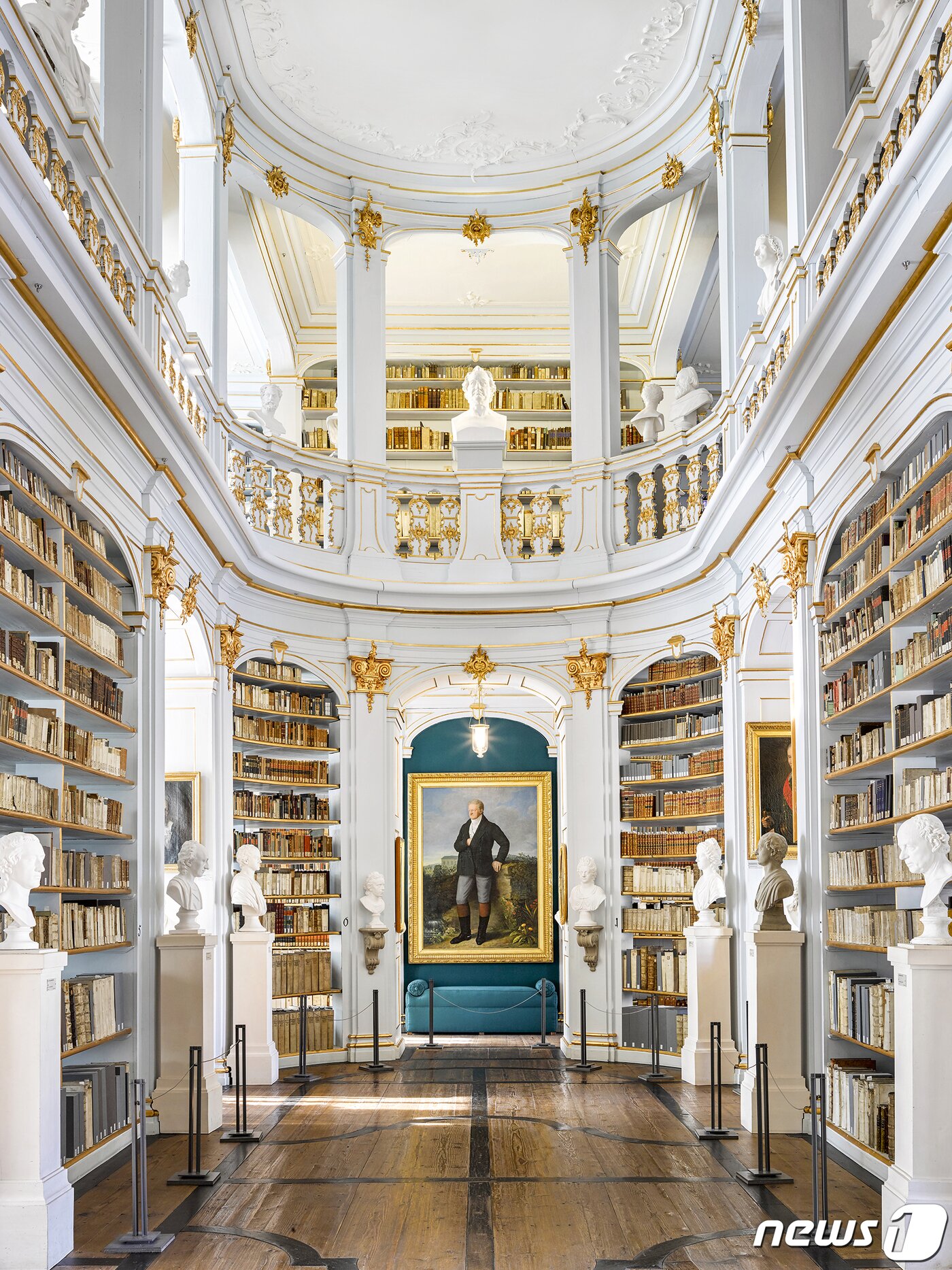 본문 이미지 - 괴테가 50년동안 재직한 독일 바이마르 안나 대공비 도서관.(임영균 작가 제공) ⓒ 뉴스1