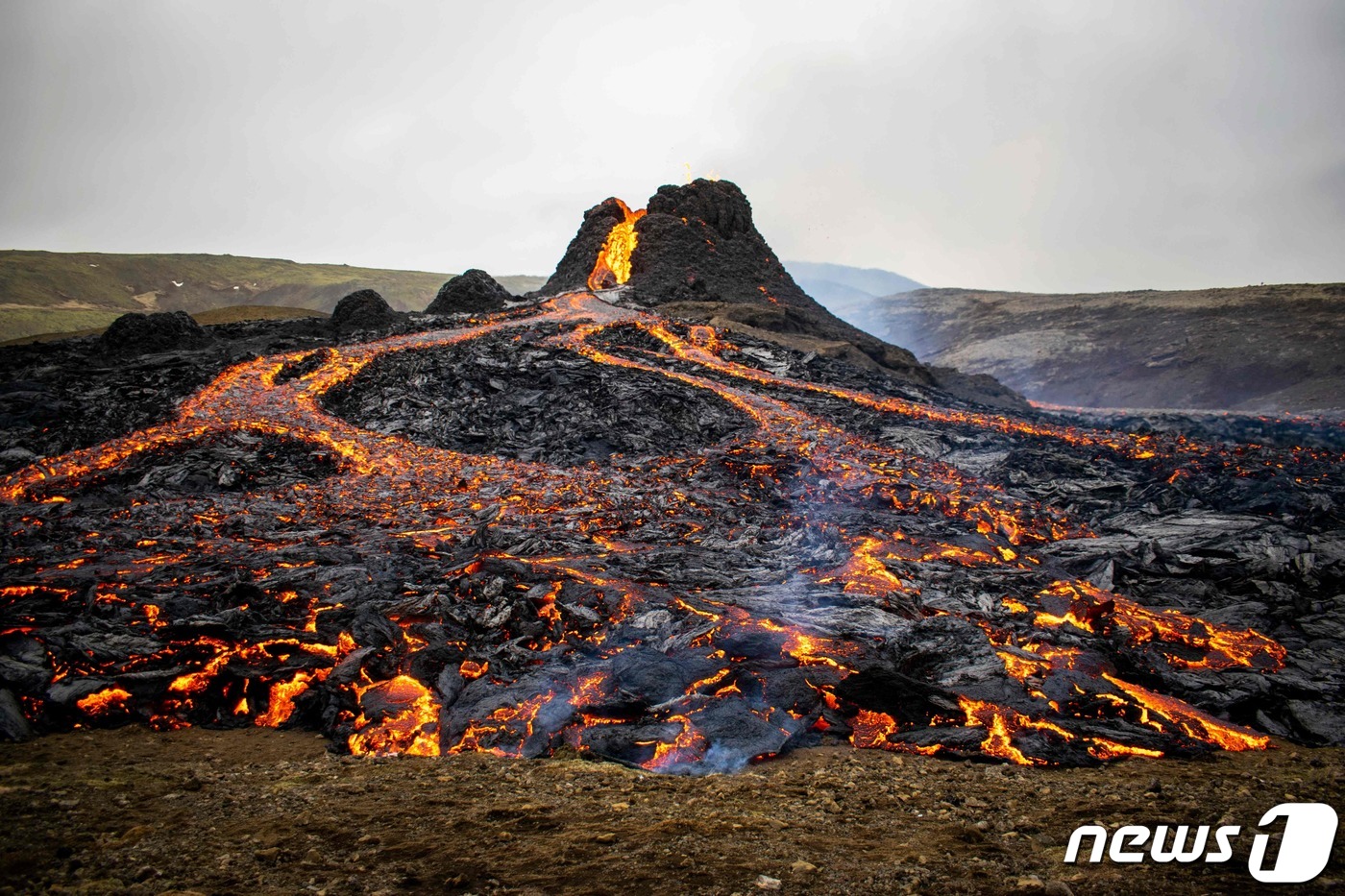(그린다비크 AFP=뉴스1) 우동명 기자 = 21일(현지시간) 아이슬란드의 레이캬네스 반도의 그린다비크에 있는 파그라달스피아들 화산이 분화해 용암을 대거 분출하고 있다.ⓒ AFP= …