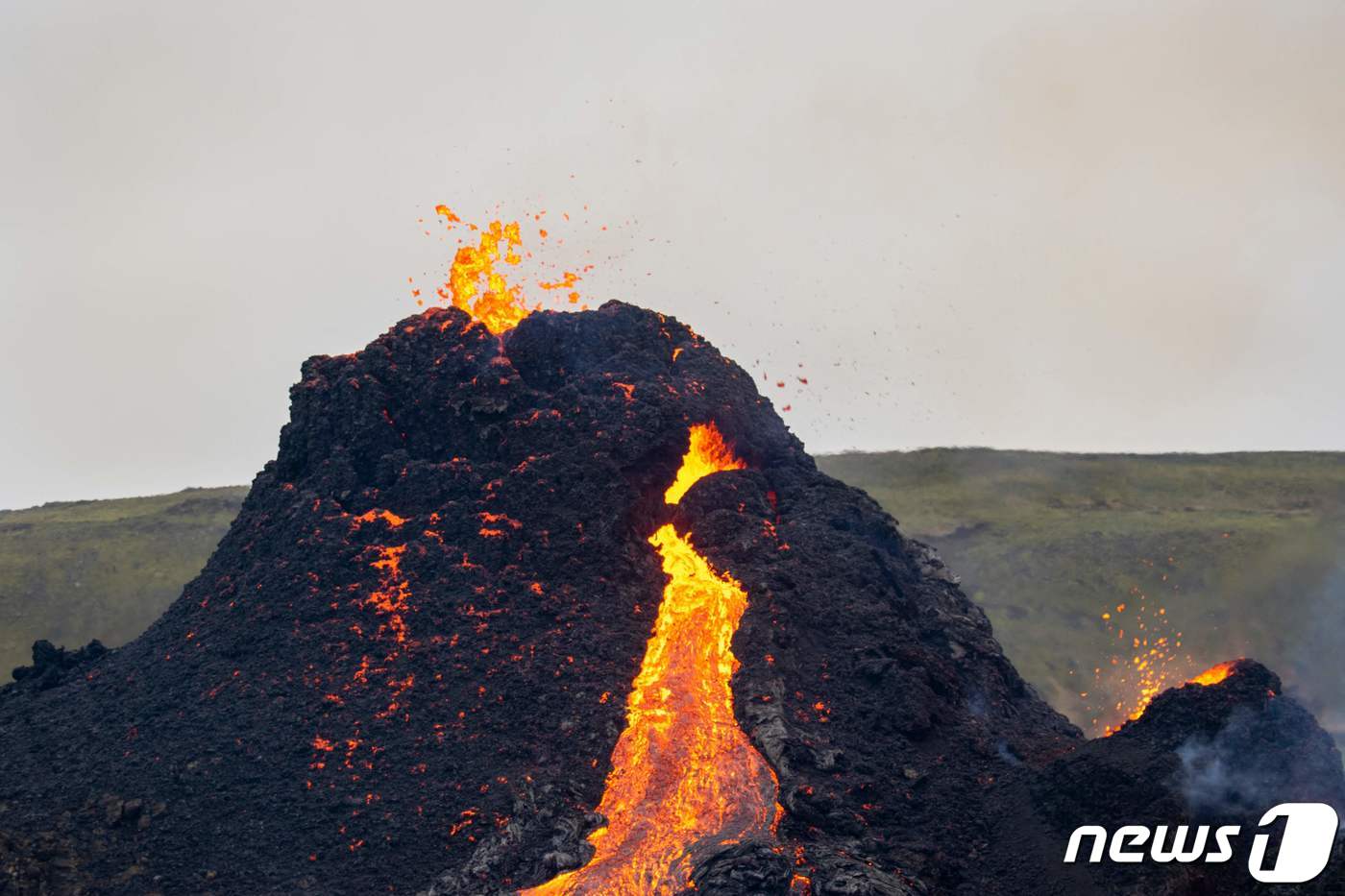 (그린다비크 AFP=뉴스1) 우동명 기자 = 21일(현지시간) 아이슬란드의 레이캬네스 반도의 그린다비크에 있는 파그라달스피아들 화산이 분화해 용암을 대거 분출하고 있다.ⓒ AFP= …