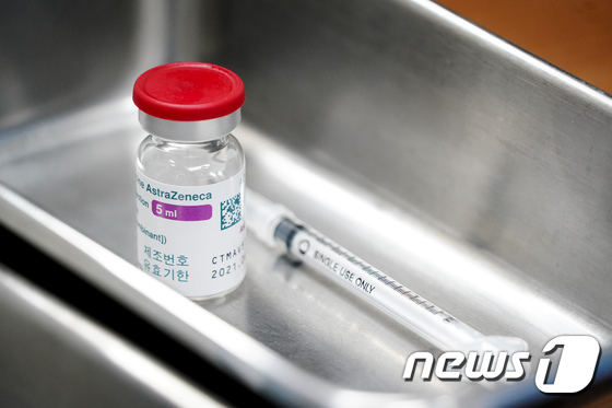 아스트라제네카(AZ)사의 백신과 주사기. 2021.3.23/뉴스1 © News1 유승관 기자