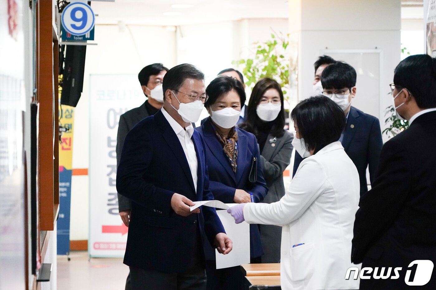 본문 이미지 - 문재인 대통령과 부인 김정숙 여사가 23일 서울 종로구보건소에서 신종 코로나바이러스 감염증(코로나19) 예방을 위한 아스트라제네카(AZ)사의 백신 접종을 위해 예진표를 받아들고 있다. 2021.3.23/뉴스1 ⓒ News1 유승관 기자